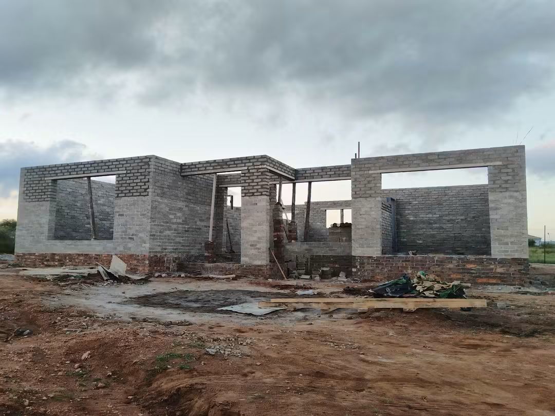 Gudiboi01's tweet photo. Roofing materials for this house and the costs.. we sourced from Cashbuild hardware..
Booking 065 531 3669 whatsapp https://t.co/yA9aP1RSEA