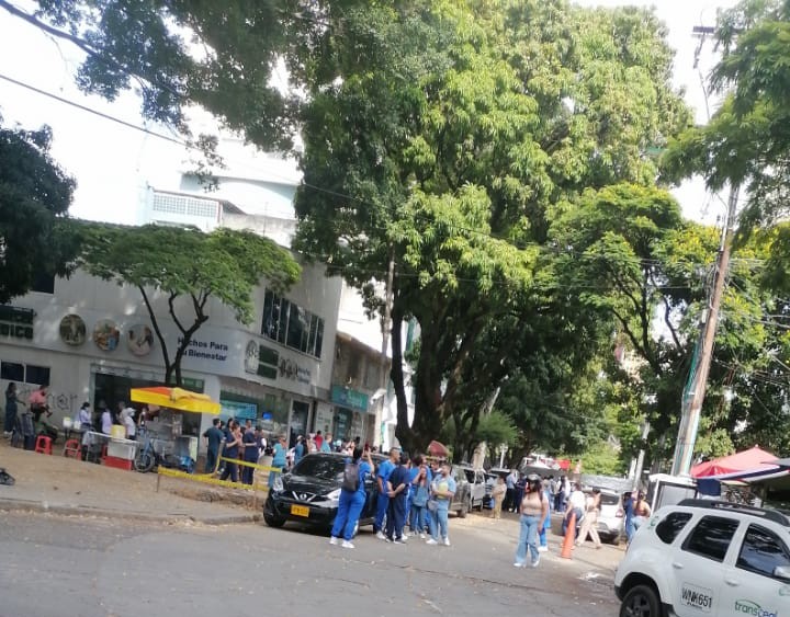 Caracol_Cali's tweet photo. #Temblor | Se siguen conociendo fotos y videos de las evacuaciones que se registraron en #Cali, después de las 3 de esta tarde, luego de los tres sismos que se registraron y que tuvieron como epicentro nuevamente al #Chocó. https://t.co/p3PuD8hrCI