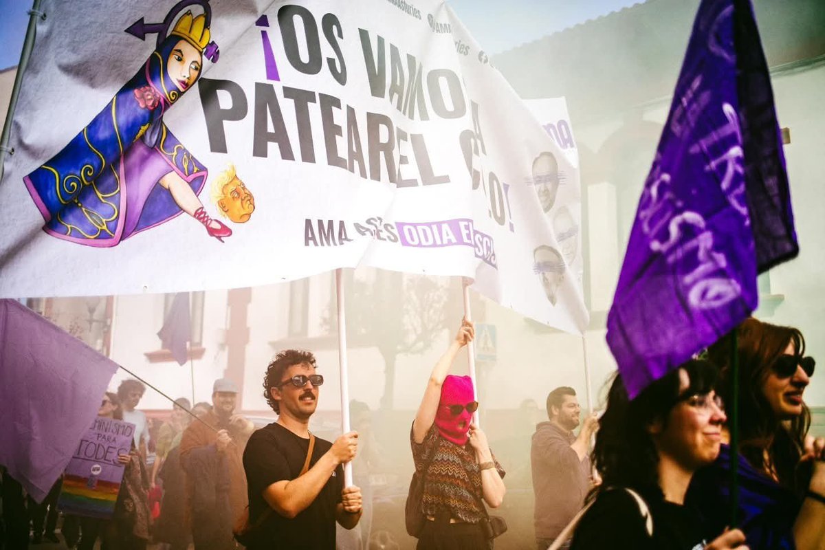 s_peralta_l's tweet photo. Presidente, no hiperventile, que cuando exhibían las cabezas de Abascal y del Arzobispo con un «OS VAMOS A PATEAR EL CULO», no recuerdo verle tan escandalizado.

Y ahora tiene la desfachatez de sermonear sobre odio y violencia política.

Por cierto… ¿quién sujeta la pancarta? https://t.co/3lJ82zLvns