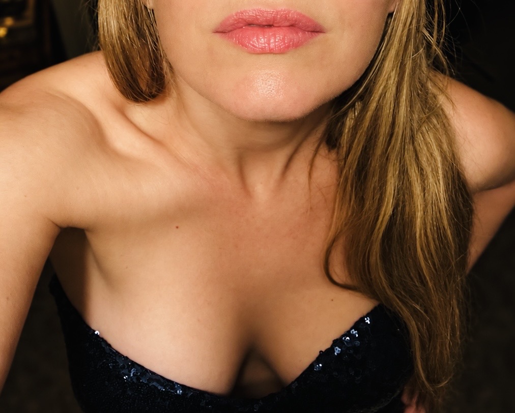 TheLadyVesper's tweet photo. Behave. Or don't. I rather like watching you struggle with the decision. https://t.co/z8IgI5Xdz7