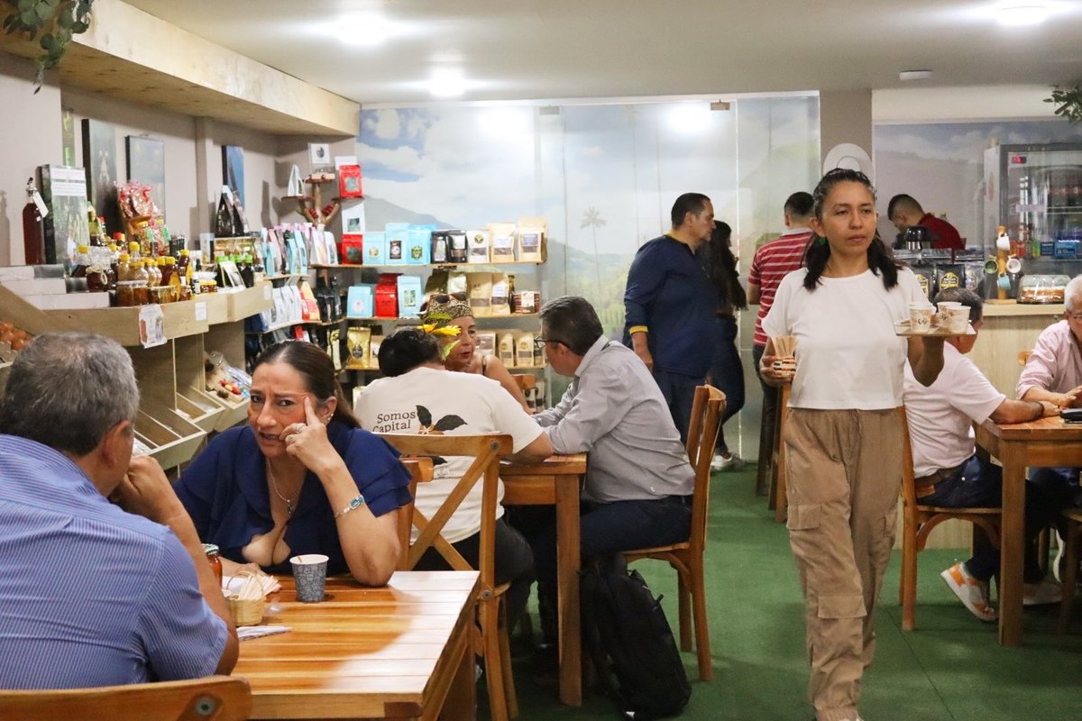 UsolidariaCo's tweet photo. 🌱 Visitamos la Casa Campesina en Ibagué, una iniciativa que se convierte en una vitrina de comercialización para pequeños productores y organizaciones solidarias de la región.

🤝 Estos espacios abren oportunidades, conectan productores y fortalecen la economía solidaria. https://t.co/tIyzvnS85a