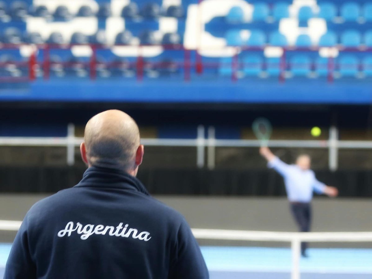 Rolo_Figueroa's tweet photo. NEUQUÉN, LISTA PARA LA COPA DAVIS

Ya está todo listo para recibir este fin de semana a la Copa Davis en Neuquén. Casi 3 mil personas acompañarán en cada partido al equipo nacional en el histórico debut de Neuquén como sede.

Seguimos trabajando en equipo para que nuestra provincia sea escenario de grandes eventos, genere oportunidades y se consolide como destino deportivo.