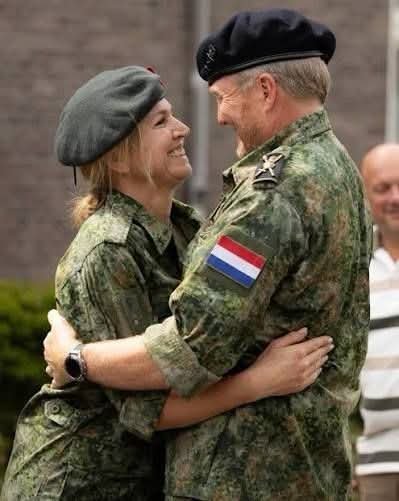 WimdenOudsten's tweet photo. Breaking news!! 
Uit nog niet bevestigde bron hebben wij vernomen dat het Koninklijk paar actief deel gaat nemen in de strijd tegen de Russen.
Het paar zal volgende week per trein afreizen naar Kiev en worden ingelijfd in het Azov bataljon, waarna zij zullen gaan deelnemen in de gevechten in de donbas nabij Kupyansk. Luitenant Colonel Maxima, die dit jaar een zware training onderging van meer dan 35 uur, is daarmee een niet te onderschatten factor in de strijd, hetgeen wel eens een ommekeer kan zijn, waarna de belegering van Moskou en het Kremlin steeds meer in zicht komt.
Zowel Putin als Medvedev hebben nog niet inhoudelijk gereageerd en inventariseren thans de mogelijke gevolgen.

https://t.co/KN2wn87Qvv