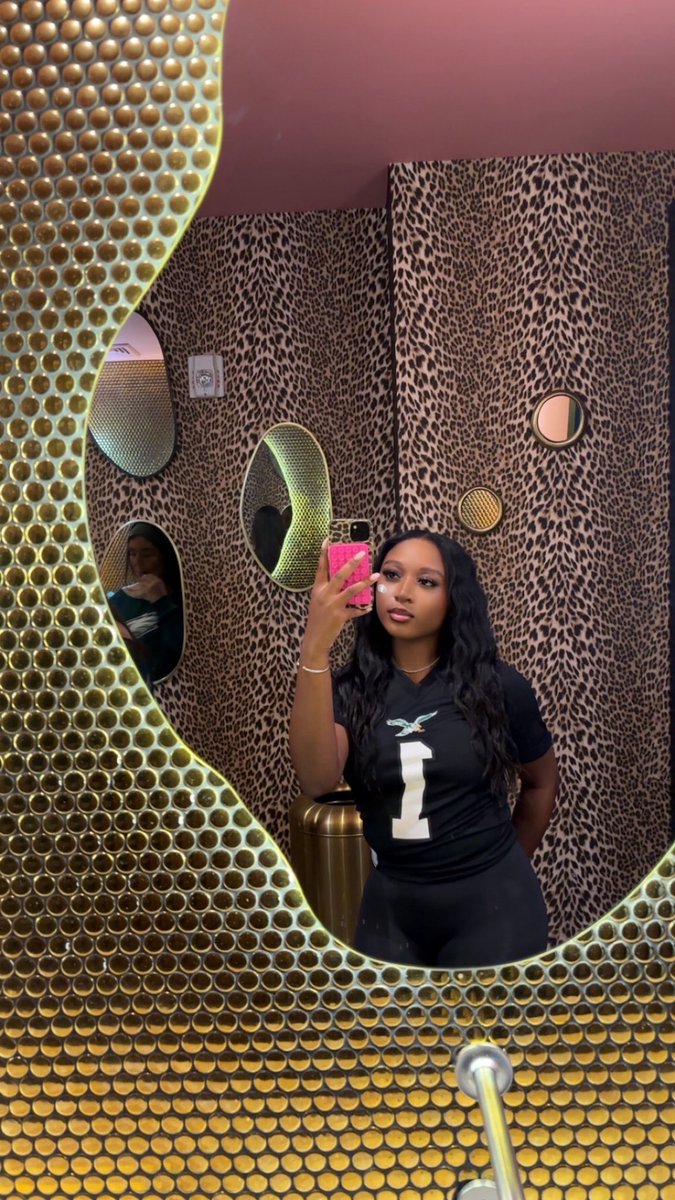 najahmonet19's tweet photo. All bad bitches are eagles fans  🦅💚 https://t.co/9FDIBHGgAL
