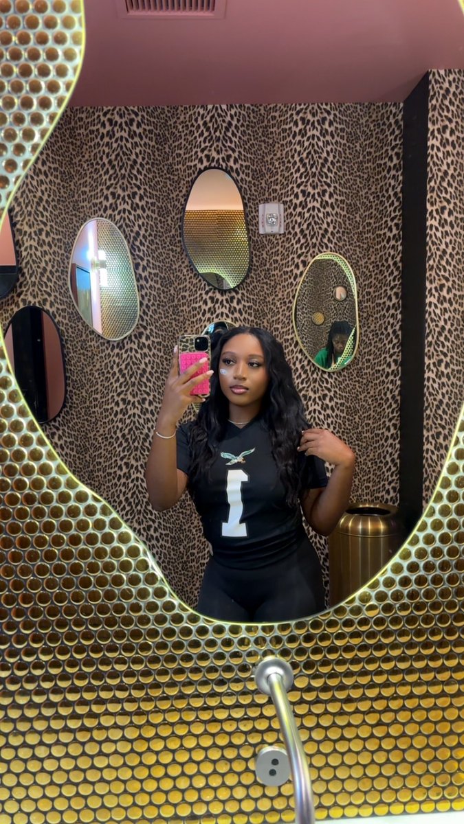najahmonet19's tweet photo. All bad bitches are eagles fans  🦅💚 https://t.co/9FDIBHGgAL