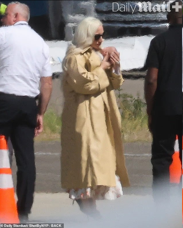 ladygaganownet's tweet photo. New pictures of Lady Gaga arriving in LA with her baby yesterday.

📷 DailyMail https://t.co/lj8ZNZzvZG