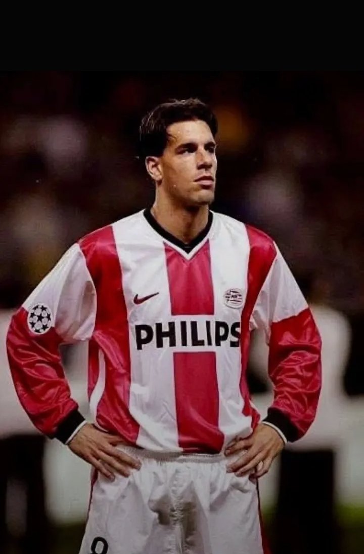 Bhig_TeeGee's tweet photo. I tell my babe to name 5 footballers make i give her 100k 
Omo she start with Ruud Van Nistelroy https://t.co/75iIeD64Vt