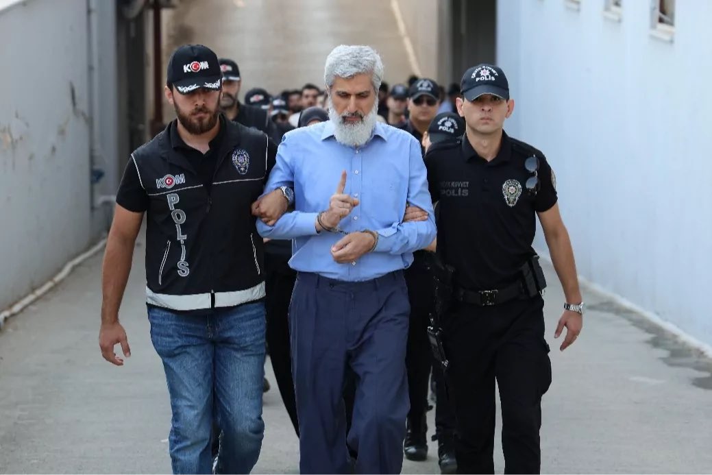 MuslimNewsTR's tweet photo. 🔴 Alparslan Kuytul Hoca’nın Emekli Maaşına Bloke Konuldu

🗣️ Kızı Meryem Kuytul:

“İspatlı hiçbir durum olmamasına rağmen emekli maaşına bloke koymuşlar. Biz 5 kardeşiz ve tek geçim kaynağımız babamızın emekli maaşı. 

Şuan maaşın tamamına bloke konmuş durumda. Babam da annem de hapiste. Ne yapacak bu insanların ailesi demiyorlar! 

5 çocuk nasıl geçinecek demiyorlar üstüne üstlük hakkında anayasa kararı olan konuda hukuksuzluk yapıyorlar. Kendi anayasanıza uyun bari!”