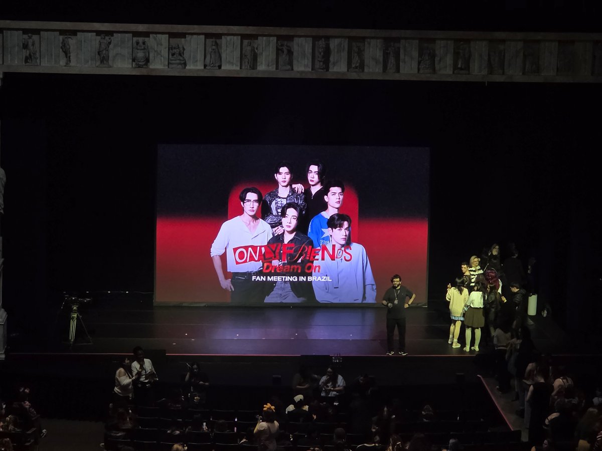 npblent's tweet photo. 🚨 COMEÇOU! O pessoal já está dentro do teatro para tirar suas fotos com os meninos de #OnlyFriends! 🇧🇷
#OLFDreamOninSaoPaulo
#EarthMix #JossGawin #AouBoom https://t.co/ZVV6qkkF1k