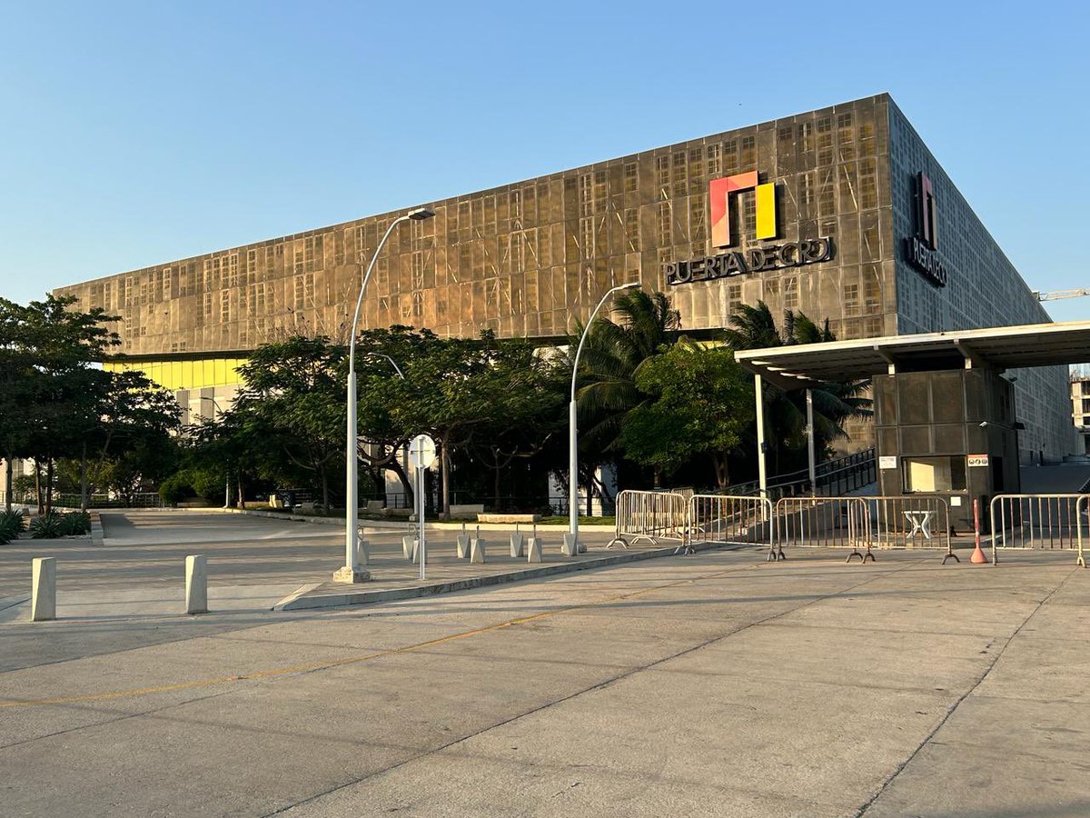 CassiusCIayX's tweet photo. Barranquilla le firmó $19.000 millones a Puerta de Oro por contratación directa. Pero recordemos: el Distrito y la Gobernación son accionistas mayoritarios de Puerta de Oro. Se contrataron directamente, sin competencia, 0 proponentes en el expediente.

De esos $19.000 millones, $18.000 millones corresponden a los costos de ejecución que administrará Puerta de Oro. Y el contrato deja como explícito que “las garantías se constituyen únicamente sobre el componente de honorarios de $1.000 millones”, NO sobre los $18.000 millones destinados a la ejecución. 

Es decir, la mayor parte de los recursos queda fuera del componente de garantías que el propio contrato identifica para los honorarios.

Este año el Distrito también le contrató directamente a Puerta de Oro otros $12.300 millones. Y en 2025 la ADR le adjudicó directamente a la misma empresa más de $16.000 millones en dos contratos muy similares. 

Sobre Puerta de Oro ya existen investigaciones de @lasillavacia que documentaron denuncias de Samuel Tcherassi sobre una presunta coima del 10% y correos que muestran que empresarios cercanos al entorno de Char estaban gestionando el negocio de la Luna del Río, antes del proceso formal.

Plata pública, contratación directa, 0 competencia y $18.000 millones administrados por una empresa de mayoría pública. 

Lo mínimo es preguntar quién termina ejecutando esos recursos y bajo qué criterios se seleccionan los subcontratistas. 

Pero malo hablar o preguntar porque se incomodan las bodegas charistas.