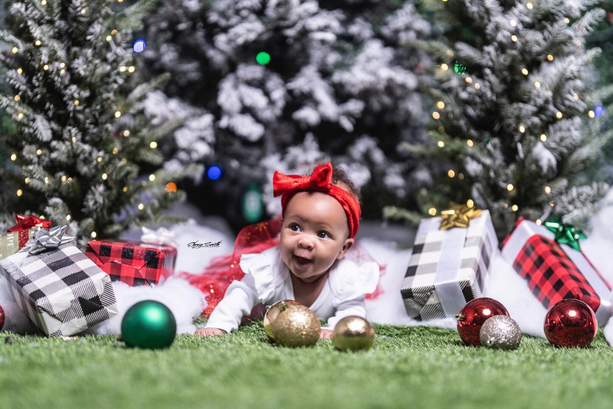 wendellcha's tweet photo. A’Rayah’s first Christmas. Photos by @chevy_smith https://t.co/a1lHMUwChL