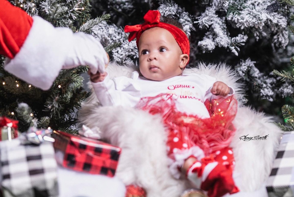 wendellcha's tweet photo. A’Rayah’s first Christmas. Photos by @chevy_smith https://t.co/a1lHMUwChL