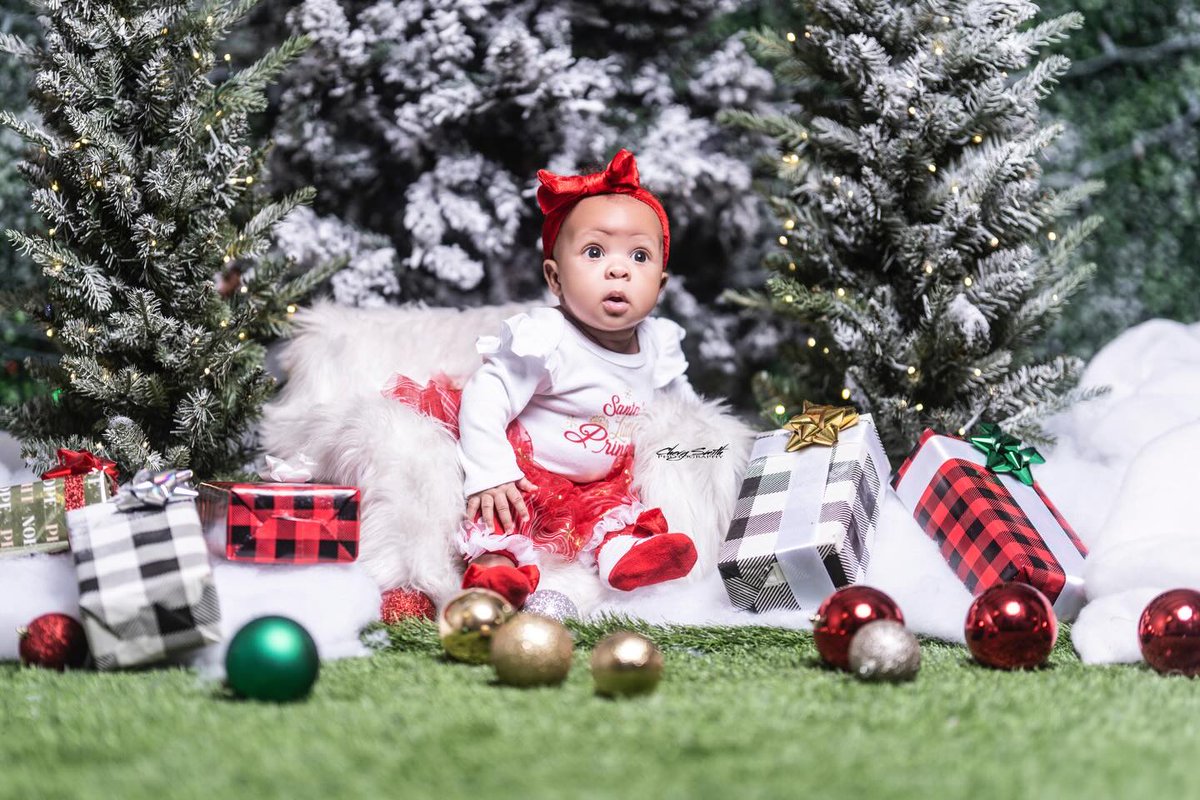 wendellcha's tweet photo. A’Rayah’s first Christmas. Photos by @chevy_smith https://t.co/a1lHMUwChL