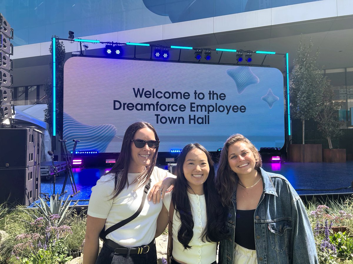 salesforcejobs's tweet photo. Our Employee Town Hall is where we gather together before Dreamforce Day 1.🎉  

This year we're also celebrating our KOA Club members, employees who've called Salesforce home for 10+ years, because a decade (or more!) of dedication deserves a big moment! https://t.co/1ybBJTMV5w