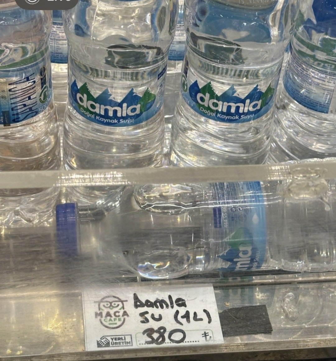 mehmetdemirtr's tweet photo. Bu nasıl bir zırvalık böyle yahu!!

Türkiye su zengini ama petrol fakiri bir ülke. 

Ama 1 litre su 380 tl,

Bir litre benzin 80 tl. 

Bu aksürtlüğü nasıl izah edeceğiz, 

Kim izah edecek!!!

Bir milletin dirligine, düzenine ve toplumsal psikolojisine kimler saldırıyor böyle?!!! https://t.co/Ow4HK3kOY9