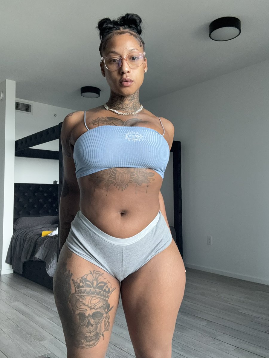 MizzTwerksum's tweet photo. Front or back https://t.co/q5CqFXH25a