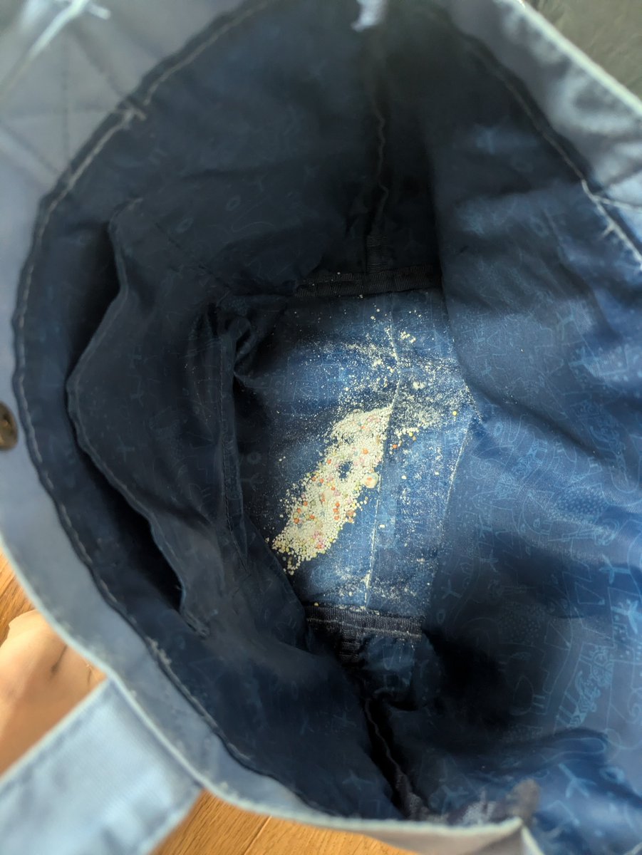 o__8_7's tweet photo. 見よ、これがヤンヤンつけぼーの呪いぞよ…

明治め、やりよったな…
２倍以上の値上げだってまだ許していないのに…

(見て見ぬふり３日目) https://t.co/GN9fATQ3B3