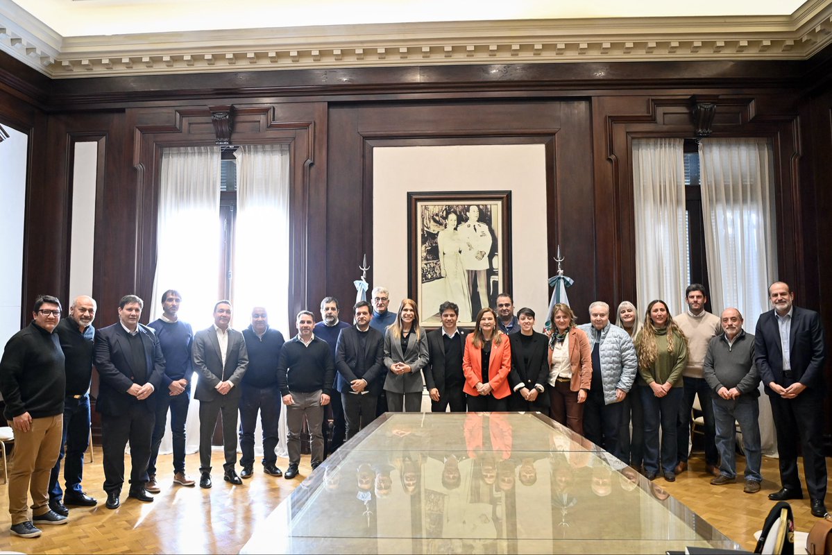 magdysierra's tweet photo. ✍🏼 | Firmamos junto al Gobernador @Kicillofok y a la Ministra @EstelaEDiaz el Convenio de Adhesión al Programa de Fortalecimiento para la Salida de las Violencias por Razones de Género, junto a otros 29 municipios de la Provincia.

Esta herramienta nos permite fortalecer el acompañamiento especializado y la asistencia económica directa para mujeres y población LGTBI+ que atraviesan situaciones de violencia de género.

La articulación entre la Provincia y los municipios es fundamental para profundizar una tarea que hacemos todos los días: prevenir, acompañar y garantizar que quienes necesitan ayuda puedan contar con un Estado presente que respete los tiempos y las necesidades de cada persona y acompañe sus procesos de salida de las violencias, sin revictimizar.