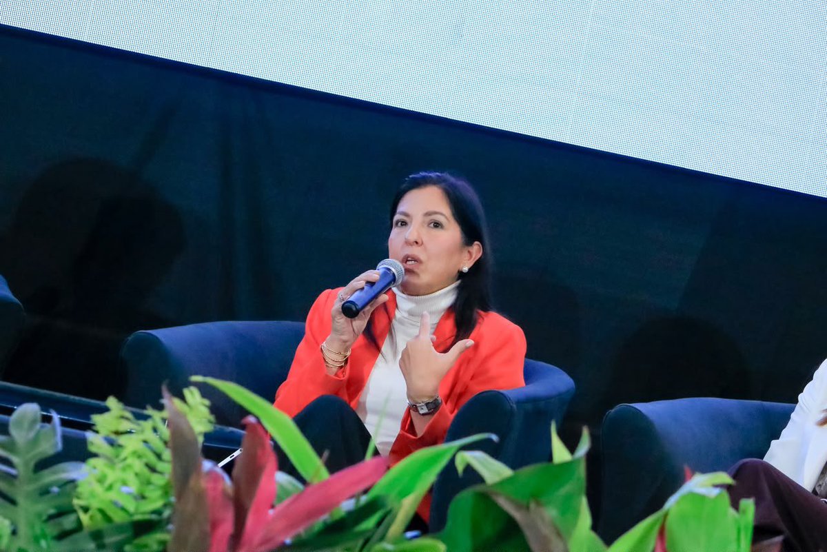 minmujerpy's tweet photo. Más alianzas para impulsar la autonomía económica de las mujeres. 🙋‍♀️🇵🇾

La ministra de la Mujer, @AliPomata , participó junto a destacadas mujeres líderes de instituciones públicas del panel, Articulación entre el Sector Público y la Cooperación: Alianzas y Financiamiento, en el marco del I Foro Internacional de Inclusión Económica y Financiera — Paraguay 2026.

El panel se centró en las alianzas entre el sector público, el sector privado y la cooperación para ampliar el alcance de las soluciones financieras dirigidas a mujeres y jóvenes rurales. El diálogo abordó la articulación de esfuerzos y el financiamiento como herramientas para generar oportunidades e impulsar un desarrollo más inclusivo.

Desde el Ministerio de la Mujer, reafirmamos nuestro compromiso con la inclusión financiera y la generación de oportunidades que fortalezcan la autonomía económica de las mujeres.

#GobiernoDelParaguay