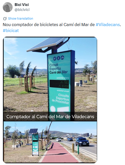 l_salva's tweet photo. A #Viladecans els infants s’ofeguen de calor a les aules.
La resposta de la batllessa és comprar ventiladors.
Mentrestant, un tòtem solar ( un sistema que pot arribar a costar prop de 25.000€ instal·lat ) al Camí del Mar per comptar vianants i ciclistes.
