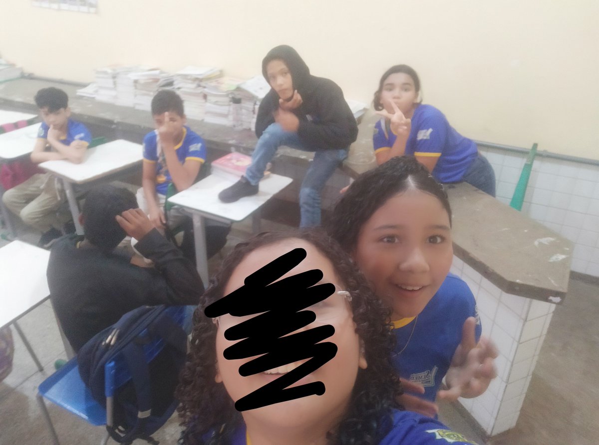 Bah_mdt's tweet photo. Mais um dia comigo nessa escola linda né 😃 (alguém me socorre-) https://t.co/8H1jGlBGkG