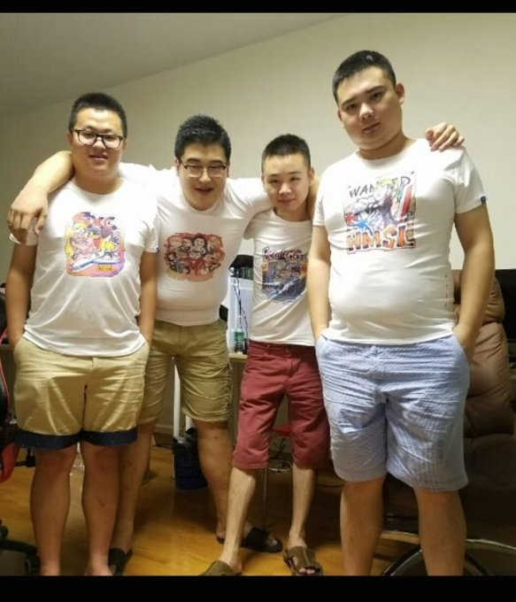 chinesehotnews's tweet photo. 维稳是4名凶手杀害多人的直接原因。不让传播，大家都不知道！ 凶手还在行凶。

图片中聊天记录的具体内容如下：

爆料人身份：自称是工业大学的学生，当时身处现场。
地点与事件：在“GOGO新天地”发生的无差别捅人事件。

现场伤亡情况：
凶手专门挑选长得好看的女生下手，手段残忍（直接刺向眼睛）。
称有30多个学生被捅，其中知道的有4人当场死亡。

信息传播受阻：
现场学生尝试在微信、QQ群发消息警告同学，但无法发送或对方看不到；发布至小红书也无法成功发出。
爆料人认为若消息能及时发布，不会造成这么多人员受伤。

凶手人数及动机猜测：
沟通得知凶手并非单人，共有4人。
有消息称凶手因“取钱不出来”而集体报复社会。

关联案情：
称在其住所发现了三具用麻袋套着的女性尸体，身上有诸多刀伤。
推测是凶手为防成员临阵脱逃，先找人“练手”，将女性嘴部封住、手脚捆绑后每个人捅几刀以促成共同犯罪，随后前往GOGO新天地作案。

直接诱因：有消息称凶手是因为“取钱取不出来”，进而产生绝望与仇恨，选择集体报复社会。