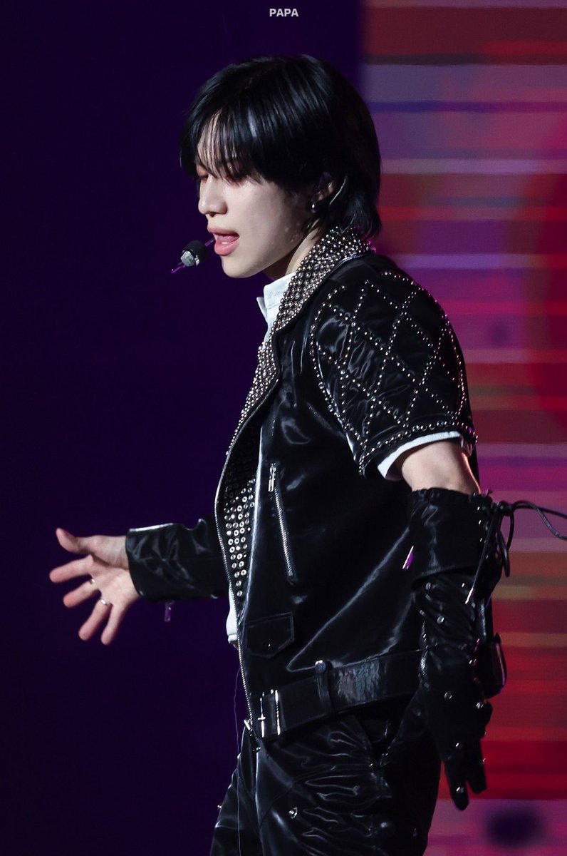 rudicalous's tweet photo. Taemin you want to incorporate more black leather into your concerts soooooo bad π
#MetamorphMonday https://t.co/EPh5VIUES8
