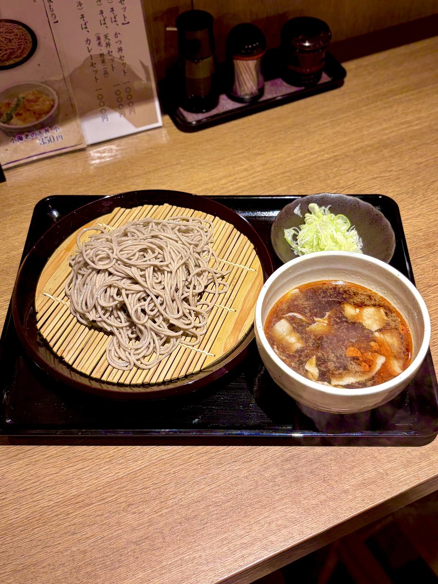 chyoko_789's tweet photo. そば道＠横浜市中区相生町
ちょい飲みセット（1,000円）
おつまみ３品、生ビール１杯
・厚揚げ豆腐
・ちくわ磯部揚げ
・ホタルイカの塩辛
ピリ辛ラー油豚せいろ（850円）
https://t.co/xZHyDtcP1T https://t.co/eFMajvIULN