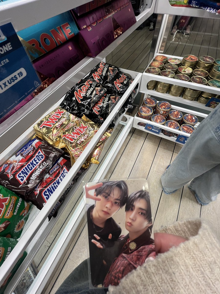 irinosss's tweet photo. minsungos en el freeshop https://t.co/zhAX0gUAAO