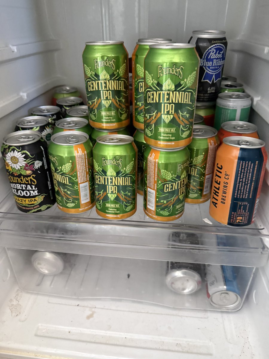 ndchris12's tweet photo. A peek into the hot tub / garage beer fridge. A fresh restock of @foundersbrewing Centennial IPA! https://t.co/UVelcxJlOn