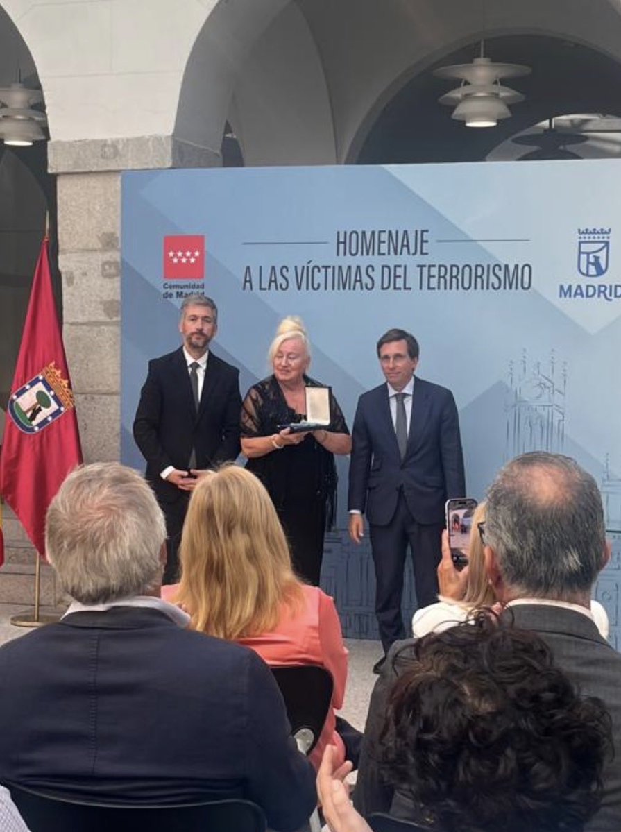 EstherStr10's tweet photo. Querer es poder, y todo esfuerzo tiene su recompensa. Enhorabuena a la familia de Antonio Molina por haber recibido la medalla de nuestro héroe. Gracias @Ortega_Smith e @IgnacioAnsaldo por no tirar la toalla. Abrazos https://t.co/5axJVdSpUn