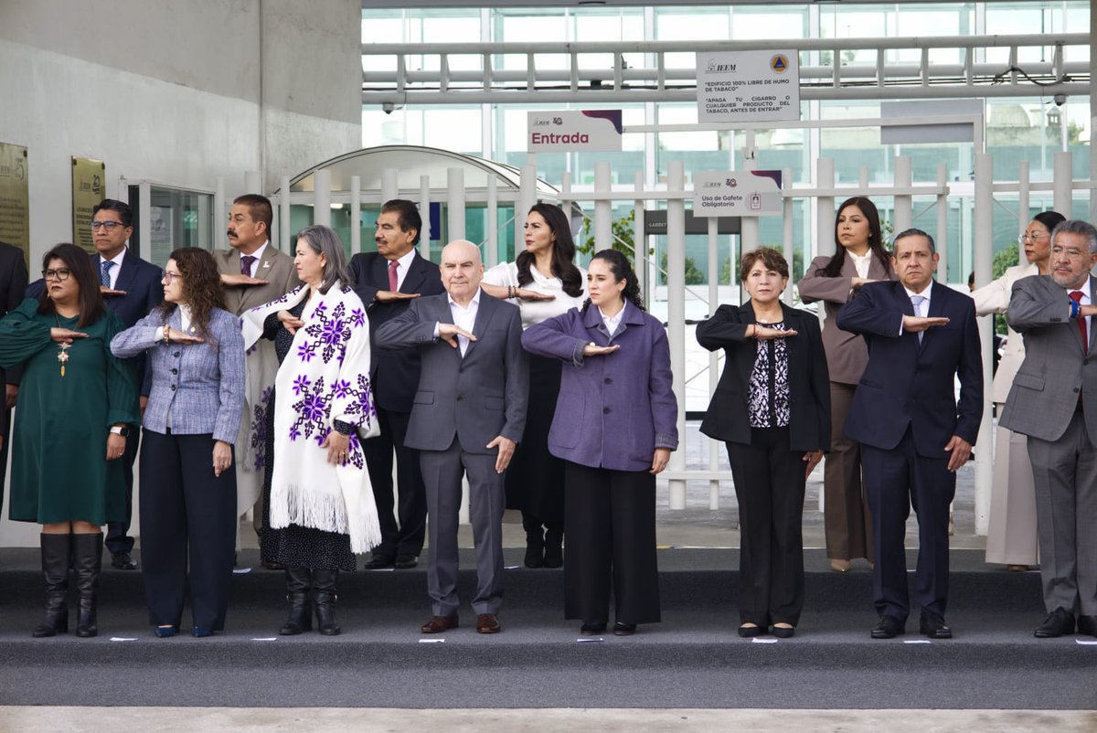 TeemOficial's tweet photo. Se realizó en el @IEEM, presidida por su Consejera Pdta, Dra. @pulido_amalia. Previamente, se llevó a cabo la Ceremonia de Izamiento de Bandera, encabezada por la Gobernadora @delfinagomeza, con la participación de autoridades electorales y representantes de los poderes públicos. https://t.co/tj9FgWfuHx