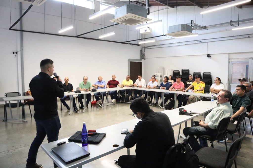 ENSColombia's tweet photo. 🗣️ En el marco del Programa de Formación en Negociación Colectiva en el Sector Público, analizamos con Gerónimo Suaza Gómez el Presupuesto 2027 y sus efectos sobre el empleo público y la inversión social.

🤝 Un espacio para fortalecer la defensa de los derechos laborales. https://t.co/xhdfFVU29t