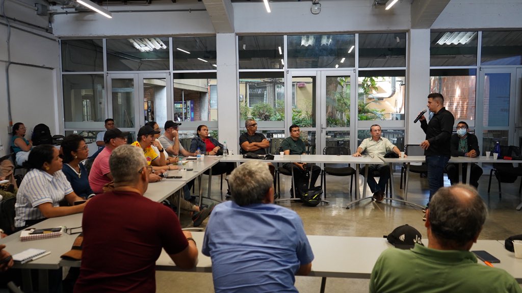 ENSColombia's tweet photo. 🗣️ En el marco del Programa de Formación en Negociación Colectiva en el Sector Público, analizamos con Gerónimo Suaza Gómez el Presupuesto 2027 y sus efectos sobre el empleo público y la inversión social.

🤝 Un espacio para fortalecer la defensa de los derechos laborales. https://t.co/xhdfFVU29t