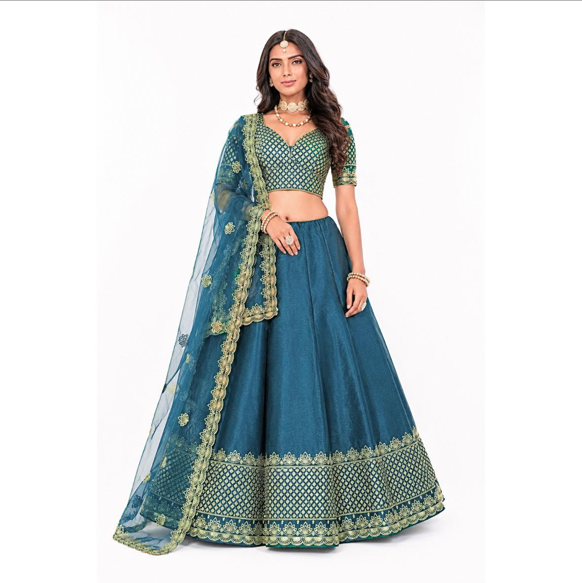 yarcakseni's tweet photo. Lehenga Choli d’exception pour vos grandes occasions : mariage, réception ou cérémonie. Broderies raffinées, coupe élégante et confortable, tailles S à XL. Disponible en blanc &amp; or, rouge ou vert émeraude. 139 €. https://t.co/XxtLPUnjTQ