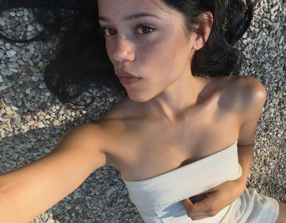 Roxdk7's tweet photo. HER FRECKLES 
HER LIPS 
HER COLLARBONES
HER NOSE https://t.co/jHZO1D8Grd