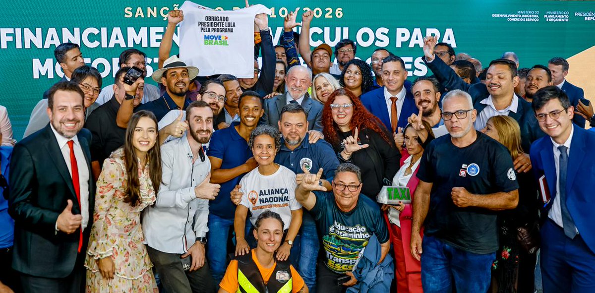 LulaOficial's tweet photo. Hoje sancionei a lei que torna permanente o Move Brasil, programa que facilita a compra do veículo de trabalho por motoristas de aplicativo, taxistas e entregadores. É o governo chegando perto de quem trabalha e criando oportunidades.

O Move Brasil já ajudou milhares de trabalhadores a conquistar seu próprio carro ou sua própria moto. É instrumento de trabalho, mas também patrimônio para o trabalhador e sua família. Já são mais de 48 mil carros e 19 mil motos vendidos pelo programa.

E agora o Move Brasil avança:

» Passa a financiar veículos para transporte escolar e de cargas

» Vai financiar adaptações de veículos para pessoas com deficiência

» Reduz de 12 para 6 meses o tempo mínimo de atividade de motoristas e entregadores na plataforma de aplicativo para participar do programa

» Permite financiar carros de até R$ 200 mil, além de motos e bicicletas elétricas

» Amplia para até 84 meses o prazo de financiamento de carros.

Quem trabalha todos os dias para fazer o Brasil andar precisa de respeito, oportunidade e um governo que ajude a encontrar soluções.

📸 @ricardostuckert