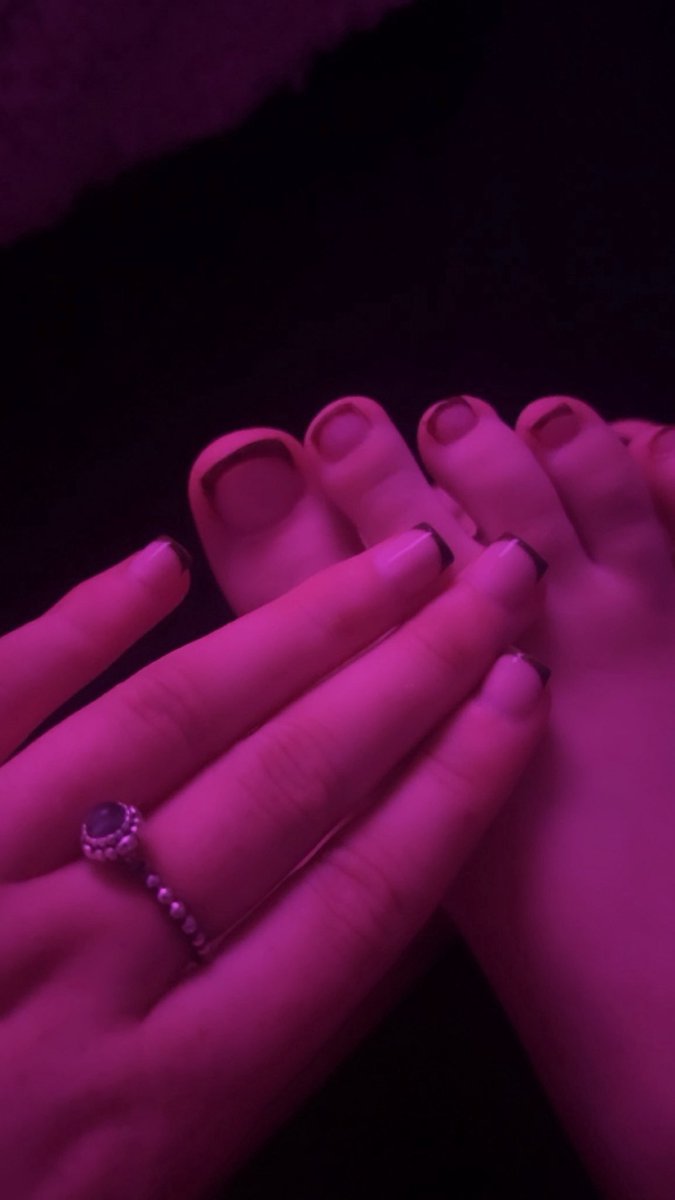 ebkbhot's tweet photo. Who wants their name written🦶😋
#feetlover #footfetish #buyer #seller #sellingcontent https://t.co/OPBsqA5RF3