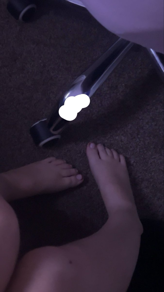 ebkbhot's tweet photo. Who wants their name written🦶😋
#feetlover #footfetish #buyer #seller #sellingcontent https://t.co/OPBsqA5RF3