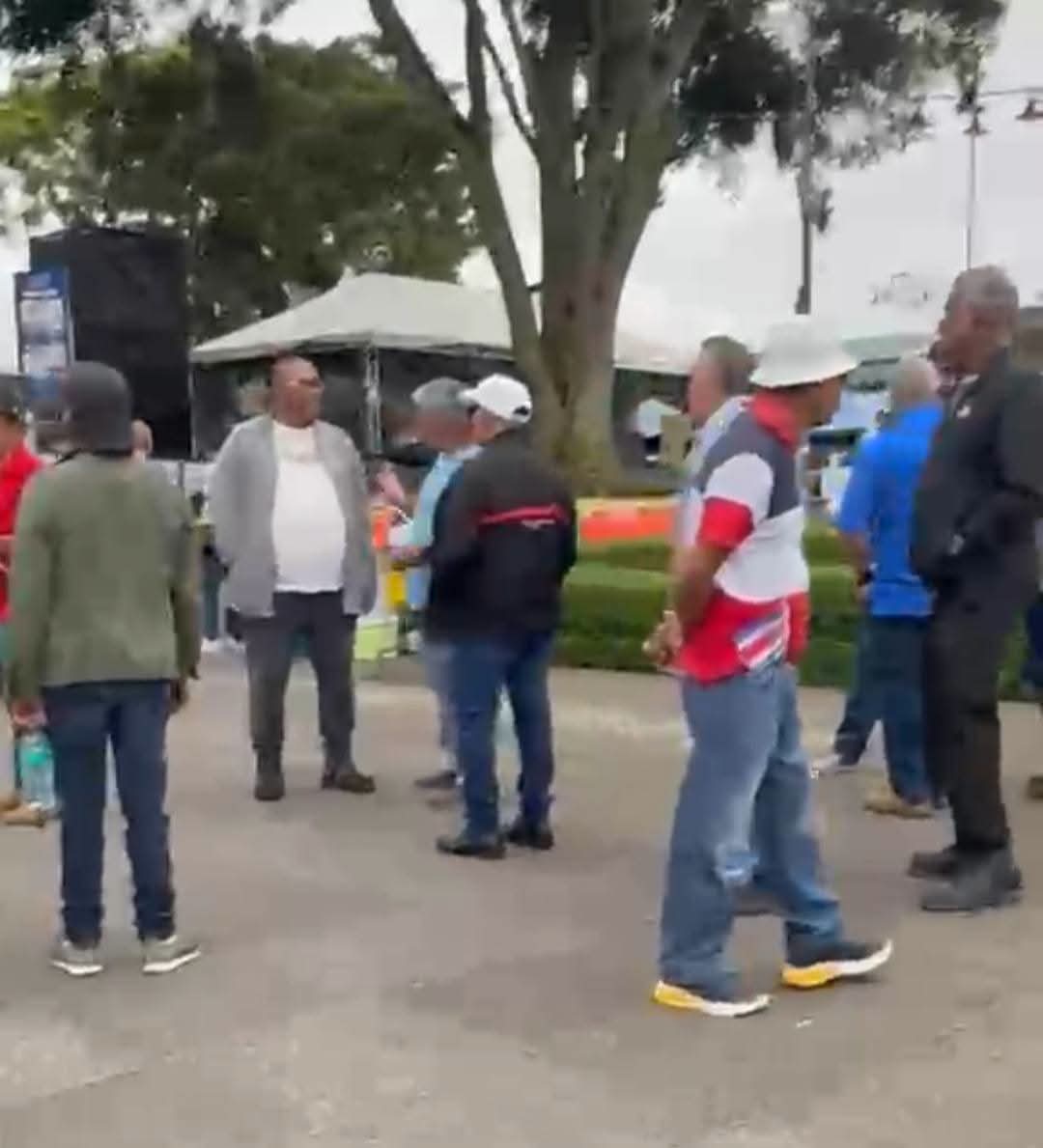 notiscartago's tweet photo. #Alerta 
Es una gran injusticia que personas ajenas a #Cartago, q no suelen visitarnos, sean traídas aquí, todo por un simple plato de comida.
Resulta incomprensible q  Chaves y Fernández permita esta situación.
Se les ofrecerá una bandera como distracción temporal.
📸 14-09-26 https://t.co/KIbrC5mBQs