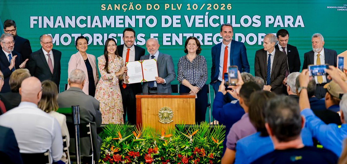LulaOficial's tweet photo. Hoje sancionei a lei que torna permanente o Move Brasil, programa que facilita a compra do veículo de trabalho por motoristas de aplicativo, taxistas e entregadores. É o governo chegando perto de quem trabalha e criando oportunidades.

O Move Brasil já ajudou milhares de trabalhadores a conquistar seu próprio carro ou sua própria moto. É instrumento de trabalho, mas também patrimônio para o trabalhador e sua família. Já são mais de 48 mil carros e 19 mil motos vendidos pelo programa.

E agora o Move Brasil avança:

» Passa a financiar veículos para transporte escolar e de cargas

» Vai financiar adaptações de veículos para pessoas com deficiência

» Reduz de 12 para 6 meses o tempo mínimo de atividade de motoristas e entregadores na plataforma de aplicativo para participar do programa

» Permite financiar carros de até R$ 200 mil, além de motos e bicicletas elétricas

» Amplia para até 84 meses o prazo de financiamento de carros.

Quem trabalha todos os dias para fazer o Brasil andar precisa de respeito, oportunidade e um governo que ajude a encontrar soluções.

📸 @ricardostuckert