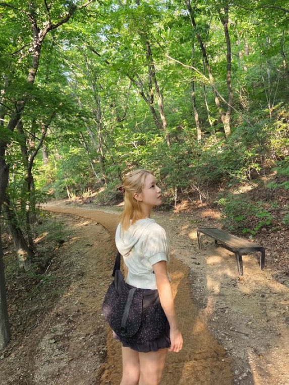 maybeintak's tweet photo. she’s one with nature https://t.co/iDM1g6wfPu
