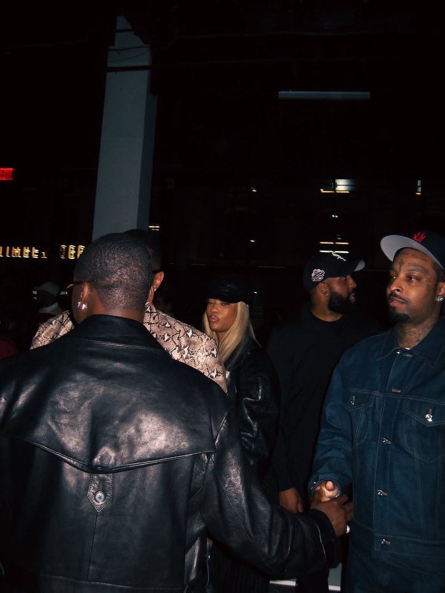 thedebuthub's tweet photo. 🚨 Fireboy DML link up with 21 Savage at Public School SS27 🗽 https://t.co/4PjlxMJq1G