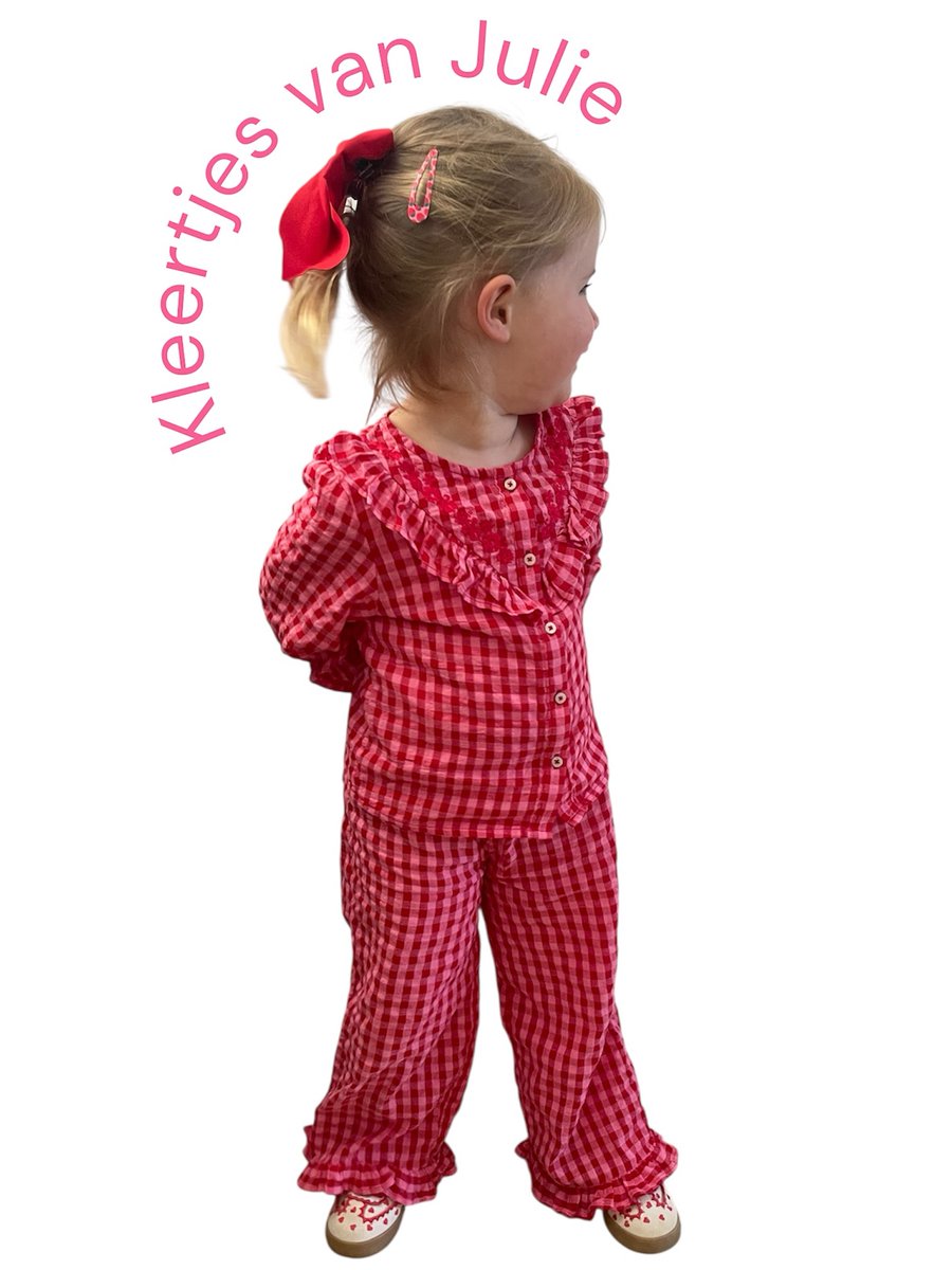 deliriusd's tweet photo. Broek en blouse Primark Kids. Gympen H&amp;M Kids. https://t.co/63tsfVTgyP