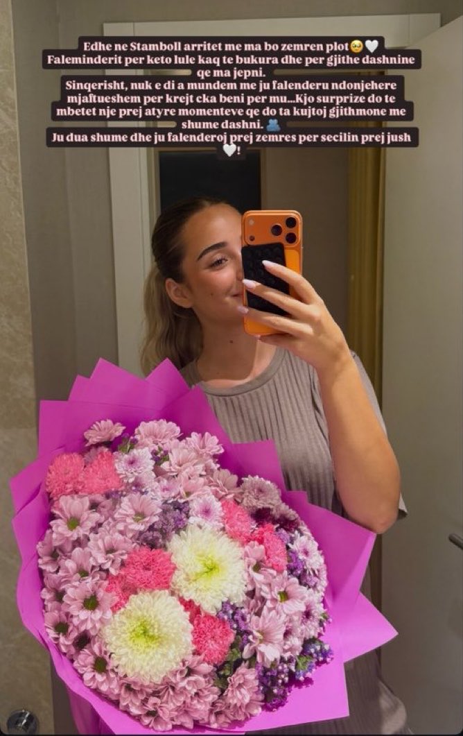 itsnotlogical5's tweet photo. To the girls who did this for her BRAVOOO. Thank you for giving her this beautiful reminder that she’s cared for, appreciated, and never alone.I hope she knows just how much love surrounds her. She deserves all of it 🤍💐
#kloeli #elijona https://t.co/SgZCutXHNC