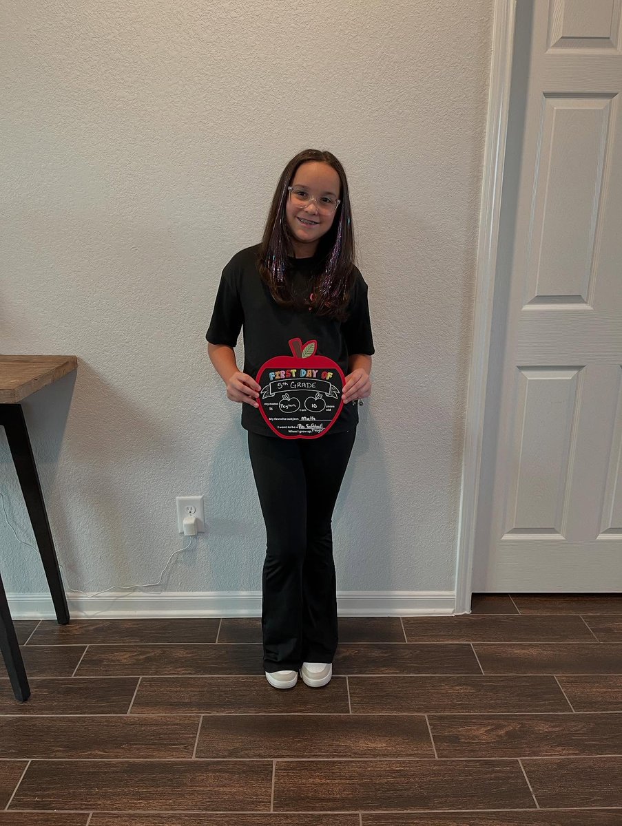 leelmao2009's tweet photo. Happy First Day of School! Senior year and 5th grade already. Time is flying by way too fast! https://t.co/KsBHxOXPwy