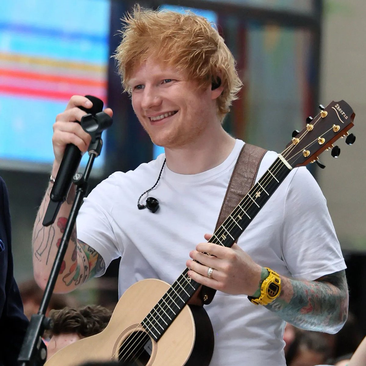 bpthaber's tweet photo. ABD'li rapçi Macklemore, Filistin'i desteklediği için Ed Sheeran tarafından turneden atıldığını açıkladı:

— “Özgür Filistin" dediğim için Ed Sheeran yanıma gelip ‘Konuştuğum kişiler senin sözlerin yüzünden incindi’ dedi.

— Ben de "Eğer bu söz İsrail tarafından öldürülen on binlerce Filistinli çocuğun ölümünden daha fazla hakaret içeriyorsa, o insanların durduğu yerle benim durduğum yer arasında temel bir kopukluk var" dedim.

— O da bana "Ben taraf tutmuyorum" dedi. Neden taraf tutmadığını anlıyorum. Para, sponsorluklar, marka anlaşmaları…

— Ben bunların hepsini kaybettim. Ancak ezen ile ezilen arasında tarafsız bir konum yoktur.

— Taraflardan birinin elinde bombalar ve sınırsız askeri destek varken, tarafsızlık mümkün değildir.

— "Özgür Filistin" sözü bana sahneye çıkma imkânını kaybettirecekse ve bu konuşmayı Filistin'e çevirecekse, bu şimdiye kadar gerçekleştirdiğim en başarılı turne olmuş demektir.