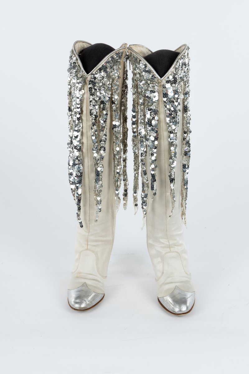 countrymusichof's tweet photo. Bob Mackie, the late Hollywood costume and fashion designer for stars such as Carol Burnett, Cher, and Tina Turner, also touched the world of country music. He designed outfits for Country Music Hall of Fame members Dolly Parton and Frances Preston (four of Preston’s Mackie dresses are in the Museum’s collection) as well as the recent showgirl costume for Taylor Swift, whose Mackie headdress is currently on view in the Museum. This spectacular outfit that Mackie designed for Country Music Hall of Fame member Dottie West is also on display in the Museum.