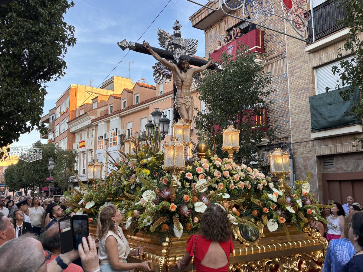 popularesfuenla's tweet photo. Hoy hemos acompañado al Santísimo Cristo de la Misericordia por las calles de #Fuenlabrada en su día grande. 

Es emocionante ver la devoción de todo un pueblo por su patrón y cómo vivimos juntos esta tradición. 

 ¡Viva el Cristo de la Misericordia! 💙🙏🏻 https://t.co/M4RaQ4t94n