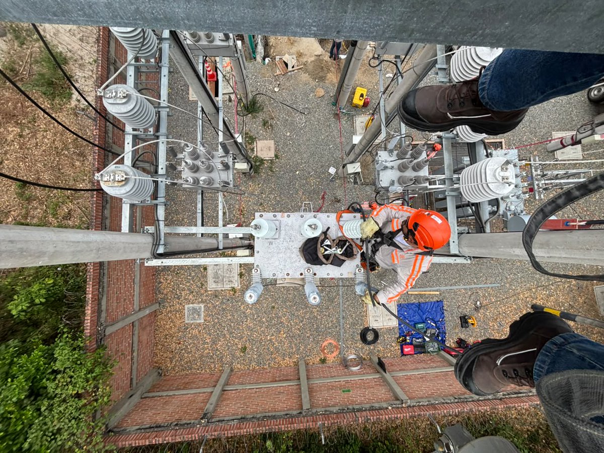Celsia_Energia's tweet photo. ¡Venadillo tiene una subestación más moderna y preparada para responder a las necesidades de la región!

Ya quedó lista la Subestación Venadillo 34,5 kV, que quedó con mayor flexibilidad para hacer maniobras, transferir cargas y atender situaciones que puedan afectar el servicio. Estas obras de  modernización también preparan la infraestructura para el crecimiento futuro de la demanda y nuevos proyectos en la zona. En estas obras invertimos más de $400 millones.

Y hay más: junto con los trabajos realizados en mayo en la Subestación Alvarado, Celsia invirtió cerca de $800 millones para fortalecer la confiabilidad y calidad del servicio en esta zona del norte del Tolima.
Seguimos trabajando en el territorio para construir una red más sólida, flexible y preparada para el futuro.

#Celsia #Venadillo #Tolima